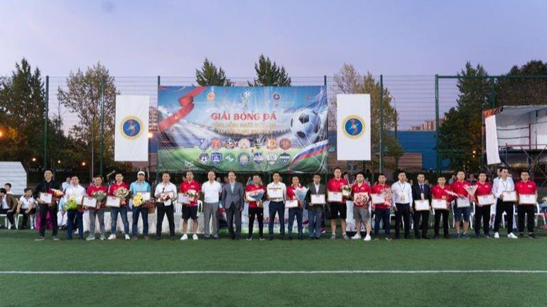 Ban tổ chức ghi nhận đóng góp lớn của lãnh đội 14 đội bóng. (Ảnh: Thanh Thể)