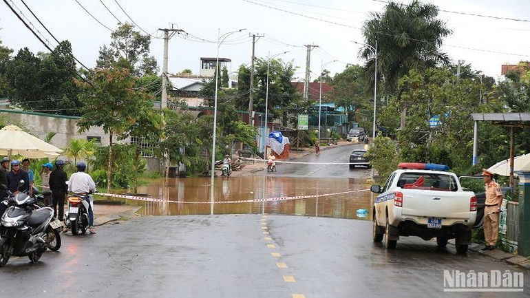 Lực lượng Cảnh sát giao thông Công an thành phố Gia Nghĩa chốt chặn tại một đoạn đường giao thông bị ngập lụt tại phường Nghĩa Tân, thành phố Gia Nghĩa, tỉnh Đắk Nông.