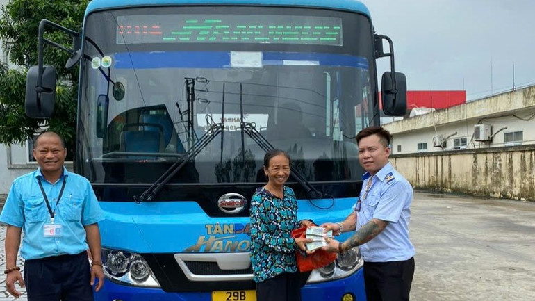 Bà Trần Thị Phúc xúc động nhận lại số tiền bỏ quên trên xe buýt Tân Đạt.