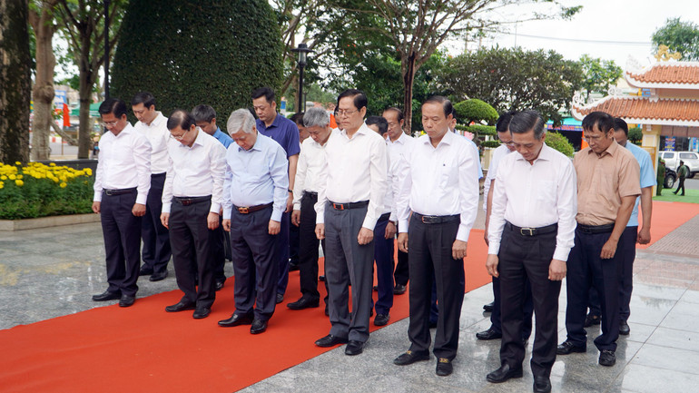 Đoàn kiểm tra viếng Đền thờ nữ Anh hùng, liệt sĩ Võ Thị Sáu. (Ảnh: Báo Bà Rịa-Vũng Tàu)