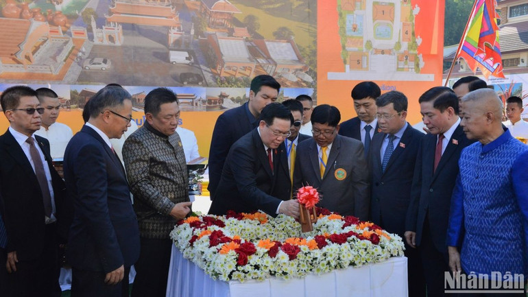 Chủ tịch Quốc hội thực hiện nghi thức khởi công dự án.