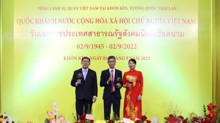 Tổng lãnh sự Chu Đức Dũng và Tỉnh trưởng Khon Kaen nâng cốc chúc mừng Quốc khánh Việt Nam.