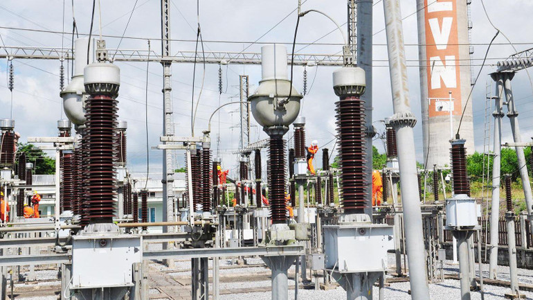 Công nhân của công ty vệ sinh thiết bị trạm biến áp 110kV.