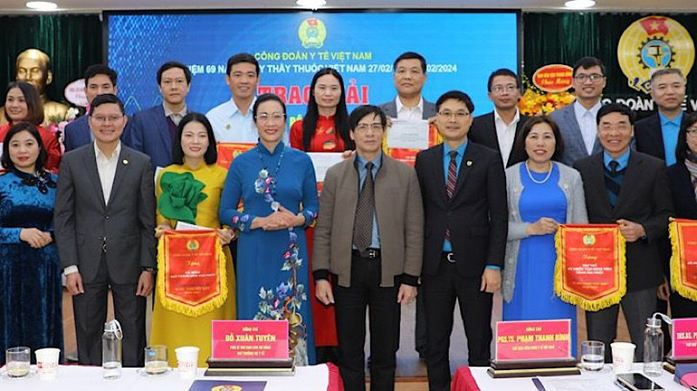 Trao cờ tặng các cá nhân đạt thành tích cao chặng 1 Giải chạy bộ “Vì sức khỏe Việt Nam”.