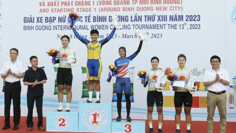 Trao thưởng thành tích cá nhân cho các vận động viên chặng đua đầu tiên.