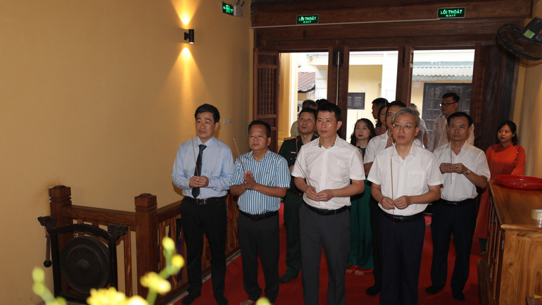 Cán bộ và nhân dân quận Hoàn Kiếm dâng hương nhân dịp khánh thành di tích đình Trung Yên. Cán bộ và nhân dân quận Hoàn Kiếm dâng hương nhân dịp khánh thành di tích đình Trung Yên.