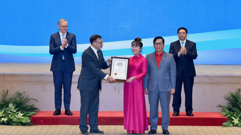 Lễ trao Chứng nhận khai trương đường bay thẳng Thành phố Hồ Chí Minh-Brisbane của Vietjet Air. Lễ trao Chứng nhận khai trương đường bay thẳng Thành phố Hồ Chí Minh-Brisbane của Vietjet Air.