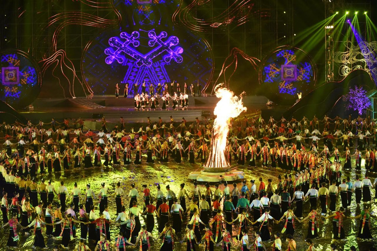 Chương trình nghệ thuật “Xòe Thái - Tinh hoa miền di sản”. (Ảnh: Trần Hải)