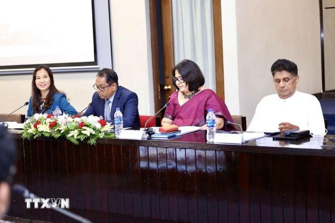 Đại sứ Việt Nam tại Sri Lanka Trịnh Thị Tâm, Chủ tịch Quốc hội Jagath Wickramaratne, Tổng Thư ký Quốc hội Kushani Rohanadeera và lãnh đạo Đối lập tại Quốc hội Sajith Premadasa tại buổi lễ. (Ảnh: TTXVN phát) Đại sứ Việt Nam tại Sri Lanka Trịnh Thị Tâm, Chủ tịch Quốc hội Jagath Wickramaratne, Tổng Thư ký Quốc hội Kushani Rohanadeera và lãnh đạo Đối lập tại Quốc hội Sajith Premadasa tại buổi lễ. (Ảnh: TTXVN phát)