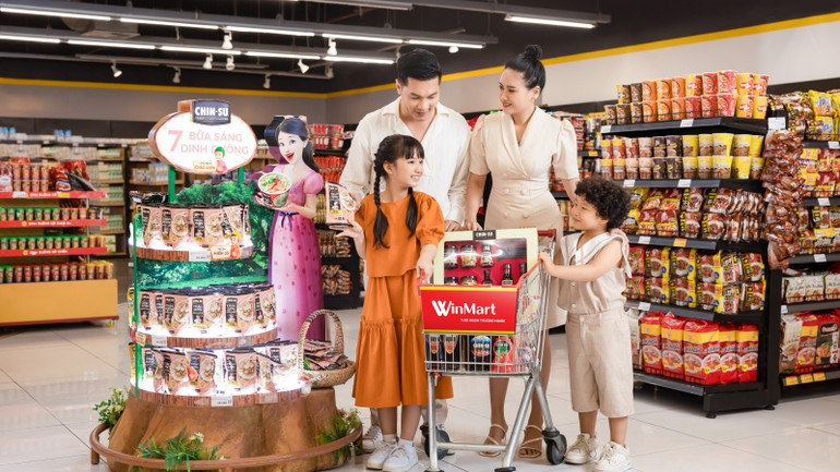 Người tiêu dùng mua sắm các sản phẩm của Masan Consummer.