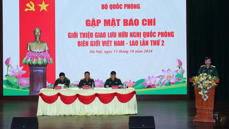 Quang cảnh buổi gặp mặt báo chí giới thiệu Giao lưu hữu nghị quốc phòng biên giới Việt Nam-Lào lần thứ 2..