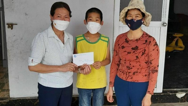 Những phụ nữ tật nguyền, trẻ em có hoàn cảnh khó khăn ở Kiến Xương đã được hỗ trợ kinh phí từ mô hình “Biến rác thải thành tiền”.