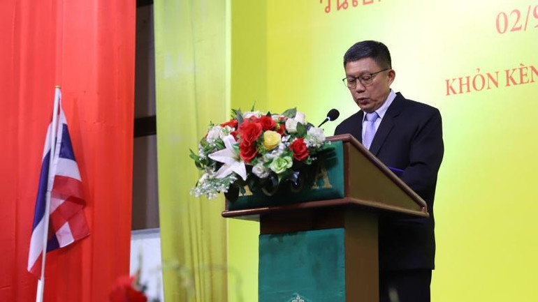 Tỉnh trưởng Khon Kaen Somsak Changtragul phát biểu.