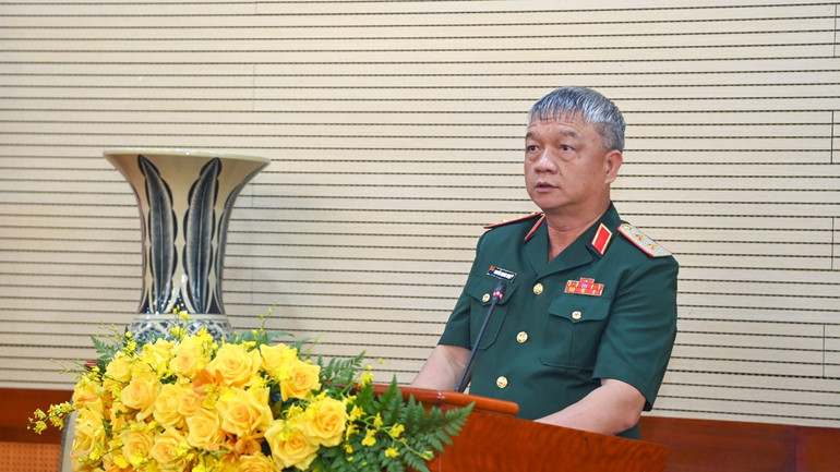 Trung tướng Nguyễn Quang Ngọc, Tư lệnh Quân khu 3 báo cáo tại buổi làm việc.