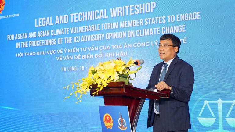 Thứ trưởng Thường trực Bộ Ngoại giao Việt Nam Nguyễn Minh Vũ phát biểu tại Hội thảo. Thứ trưởng Thường trực Bộ Ngoại giao Việt Nam Nguyễn Minh Vũ phát biểu tại Hội thảo.