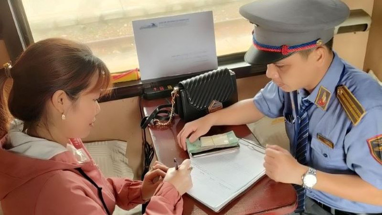 Đại diện tổ tàu lập biên bản bàn giao tài sản với hành khách.