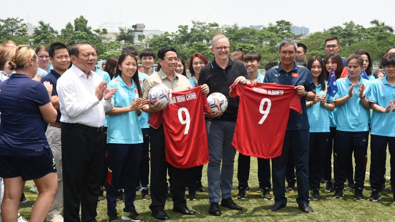 Đại diện đội tuyển bóng đá nữ Việt Nam tặng chiếc áo thi đấu của đội tuyển Việt Nam cho Thủ tướng Phạm Minh Chính và Thủ tướng Australia Anthony Albanese.