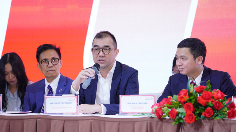 Ông Phillip Tay Wei Kian. Ông Phillip Tay Wei Kian.