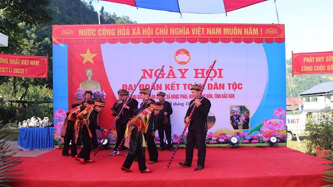 Người dân Bản Cuôn trình diễn các tiết mục văn nghệ dân gian đặc sắc tại Ngày hội. (Ảnh: CÔNG LUẬN). Người dân Bản Cuôn trình diễn các tiết mục văn nghệ dân gian đặc sắc tại Ngày hội. (Ảnh: CÔNG LUẬN).