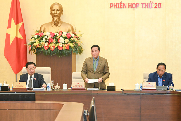 Phó Chủ tịch Quốc hội Nguyễn Khắc Định điều hành nội dung xem xét, cho ý kiến về dự thảo Nghị quyết của Ủy ban Thường vụ Quốc hội về việc thi đua, khen thưởng. (Ảnh: Duy Linh)