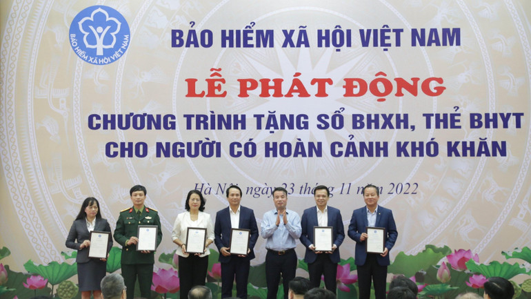 Tổng Giám đốc Nguyễn Thế Mạnh tiếp nhận 5.000 sổ bảo hiểm xã hội và 50.840 thẻ bảo hiểm y tế do Bưu điện Việt Nam và 5 ngân hàng hỗ trợ.