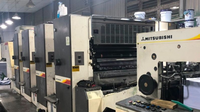 Máy móc thiết bị, phôi kẽm các đối tượng sử dụng để sản xuất, in ấn sách giả. (Ảnh Công an cung cấp) Máy móc thiết bị, phôi kẽm các đối tượng sử dụng để sản xuất, in ấn sách giả. (Ảnh Công an cung cấp)