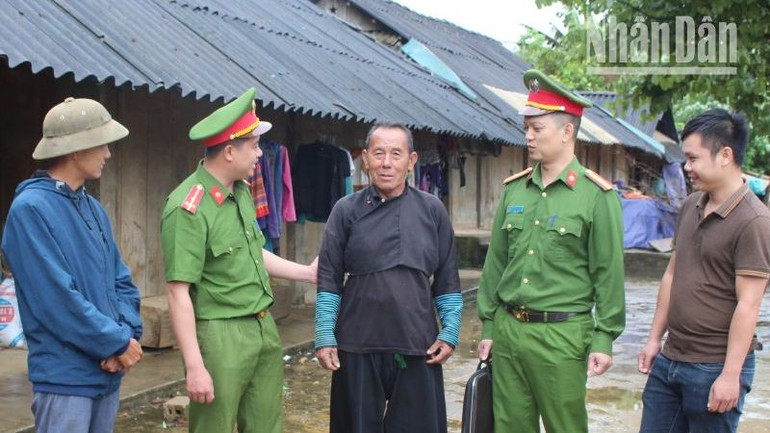 Lực lượng công an cơ sở tại Sơn La thường xuyên liên hệ, gần gũi với những người có uy tín tại các bản vùng cao.