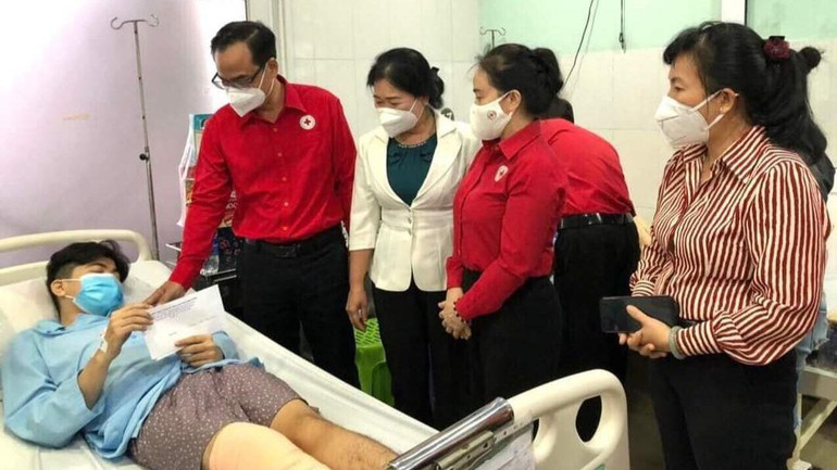 Lãnh đạo Hội Chữ thập đỏ tỉnh Bình Dương đến thăm hỏi và trao tặng quà cho nạn nhân bị thương trong vụ cháy đang điều trị tại bệnh viện.