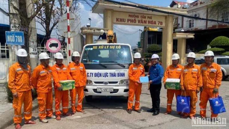Anh em ngành điện lực Thái Bình luôn nhận được sự yêu thương, chia sẻ, hỗ trợ của nhiều tổ chức, cá nhân trên địa bàn tỉnh Quảng Ninh.