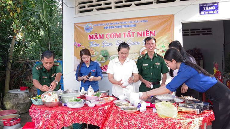 Cán bộ, chiến sĩ và đoàn viên thanh niên chuẩn bị bữa cơm tất niên nhà cụ Đức.