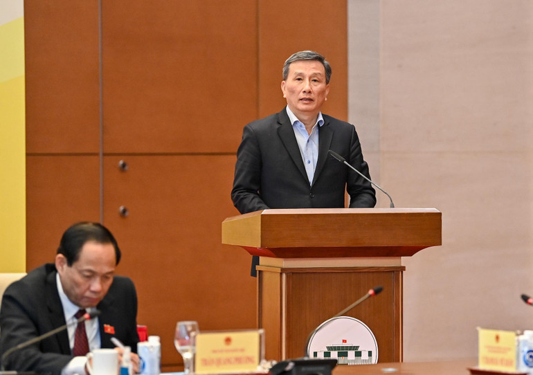 Chủ nhiệm Ủy ban Khoa học, Công nghệ và Môi trường Lê Quang Huy trình bày tham luận tại phiên họp.