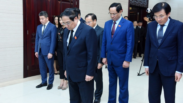 Thủ tướng Phạm Minh Chính chia buồn cùng Đại sứ đặc mệnh toàn quyền Cộng hòa nhân dân Trung Hoa tại Việt Nam Hùng Ba.