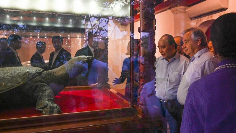 Chủ tịch nước Nguyễn Xuân Phúc và Tổng Thư ký Liên hợp quốc António Guterres tham quan tiêu bản rùa hồ Gươm được trưng bày tại Đền Ngọc Sơn.