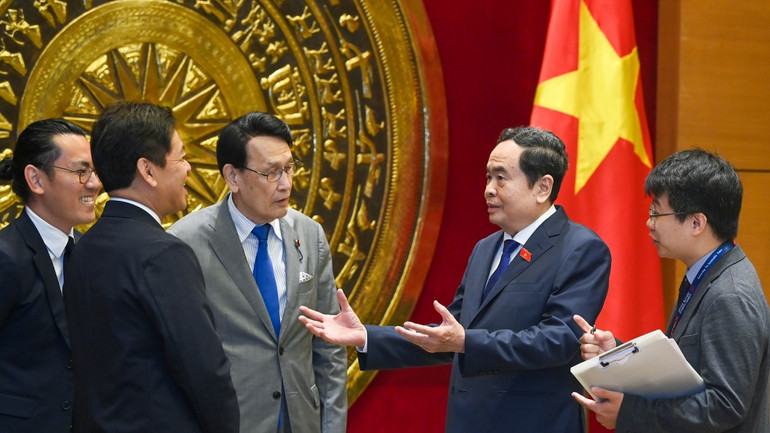 Chủ tịch Quốc hội Trần Thanh Mẫn trao đổi với Trưởng ban Nghiên cứu chính sách Đảng LDP Tokai Kisaburo và các đại biểu tại buổi tiếp.