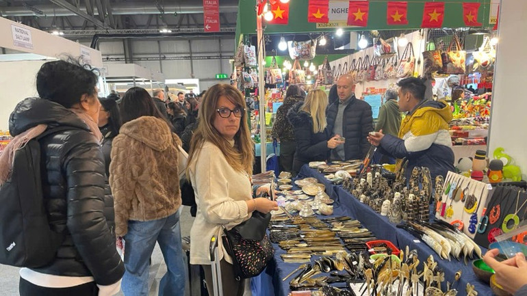 Các sản phẩm của Việt Nam được đông đảo du khách quan tâm. Các sản phẩm của Việt Nam được đông đảo du khách quan tâm.