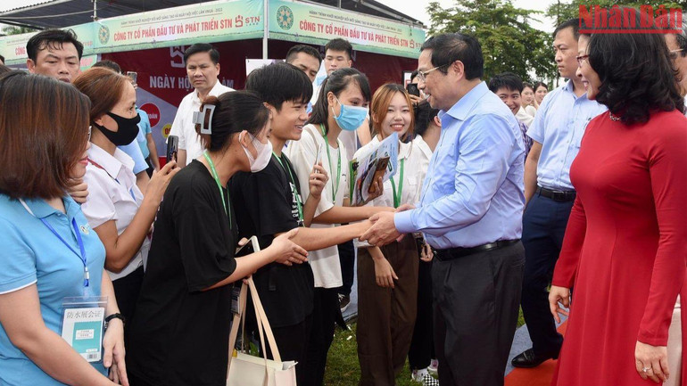 Thủ tướng Phạm Mình Chính gặp mặt sinh viên Học viện Nông Nghiệp. (Ảnh: Trần Hải)