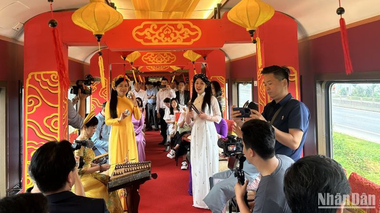 Đoàn tàu "Di sản miền trung" khai thác mới đây.