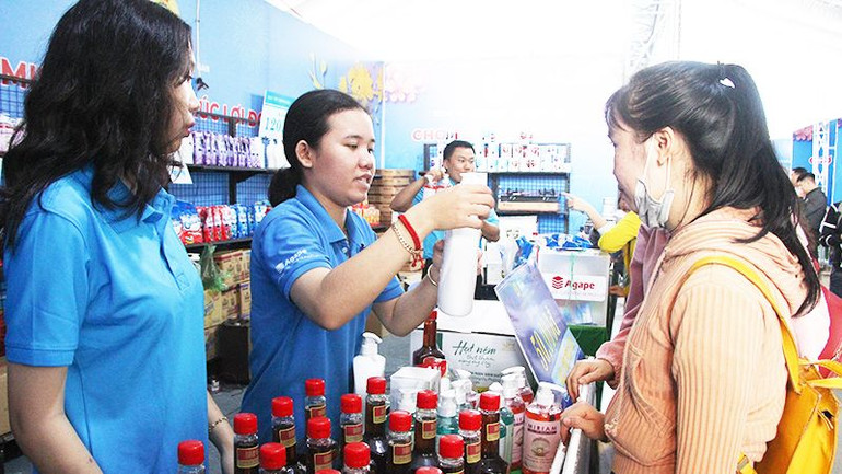 Một gian hàng tại “Chợ Tết công đoàn”.