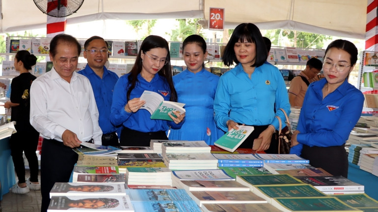 Các đại biểu tham quan gian hàng trưng bày sách.