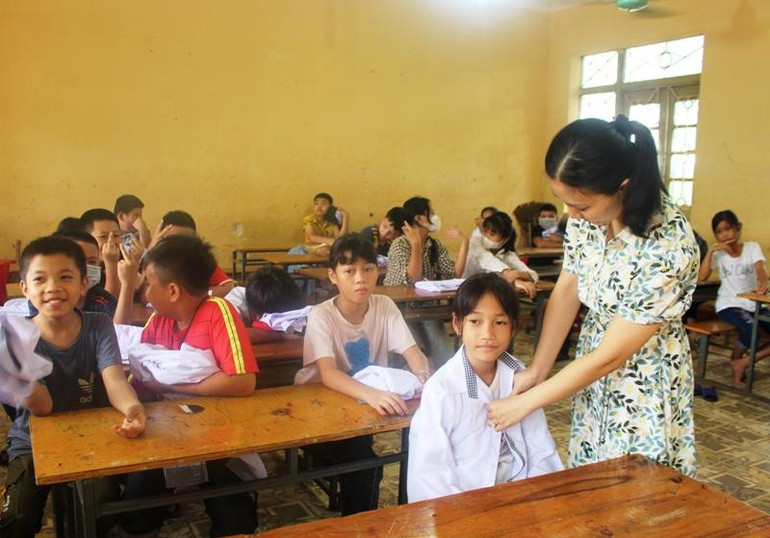 Cô và trò ở trường THCS Quang Trung, Ngọc Lặc.