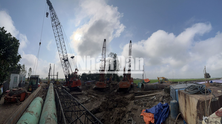 Lực lượng cứu hộ vẫn túc trực làm nhiệm vụ tại công trình.