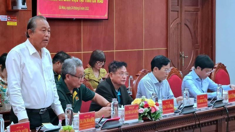 Đồng chí Trương Hòa Bình (đứng) phát biểu tại buổi làm việc với lãnh đạo tỉnh Cà Mau, chiều 24/8.