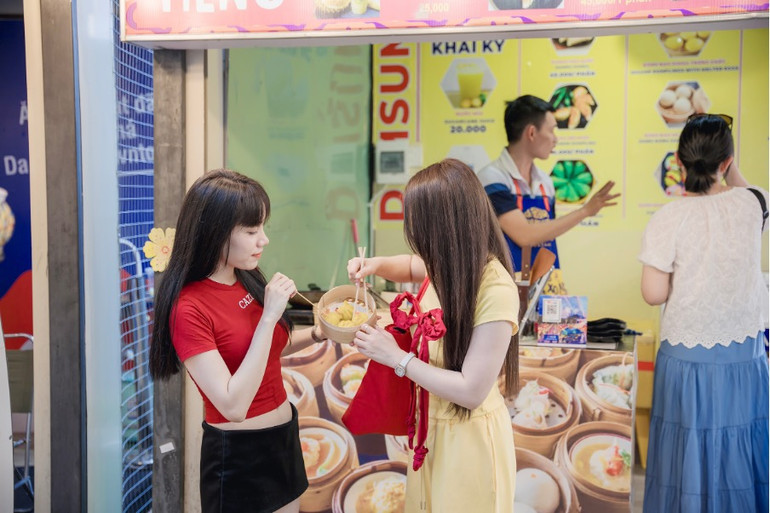 Giới trẻ thích thú khám phá thiên đường ẩm thực tại chợ đêm Vui Fest. Giới trẻ thích thú khám phá thiên đường ẩm thực tại chợ đêm Vui Fest.