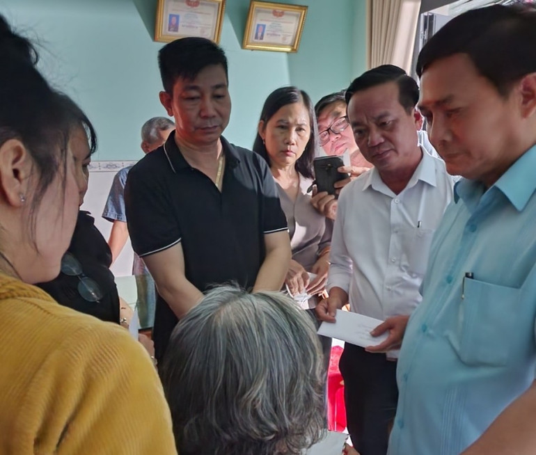 Thăm hỏi, động viên và hỗ trợ gia đình các nạn nhân.