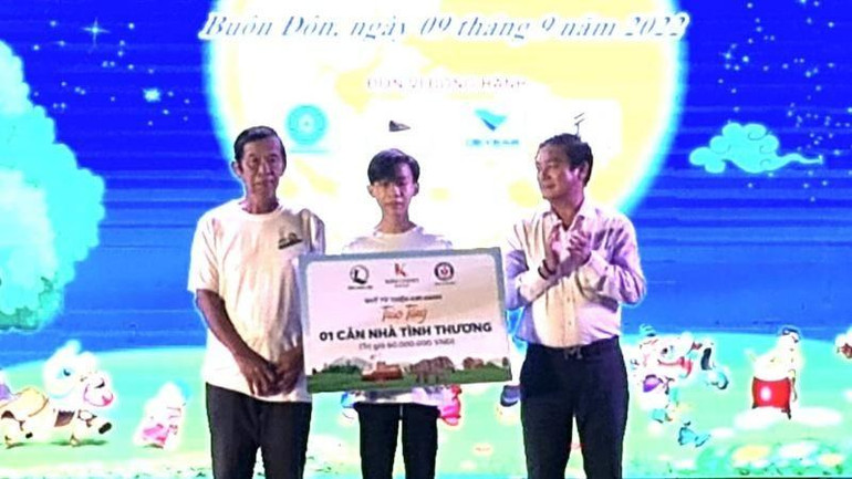 Trao tặng kinh phí xây dựng nhà tình thương cho thiếu nhi có hoàn cảnh gia đình khó khăn ở huyện Buôn Đôn.