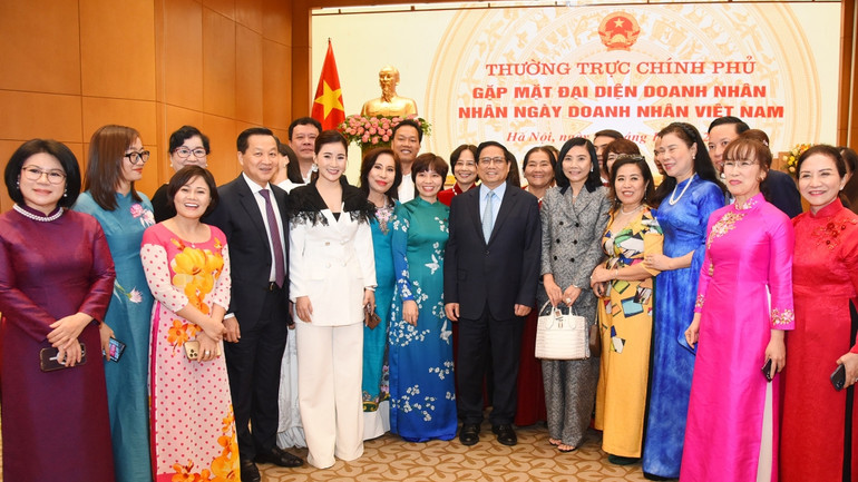 Thủ tướng Chính phủ Phạm Minh Chính chụp ảnh cùng các đại biểu tham dự buổi gặp mặt, trong đó có các doanh nhân nữ tiêu biểu.