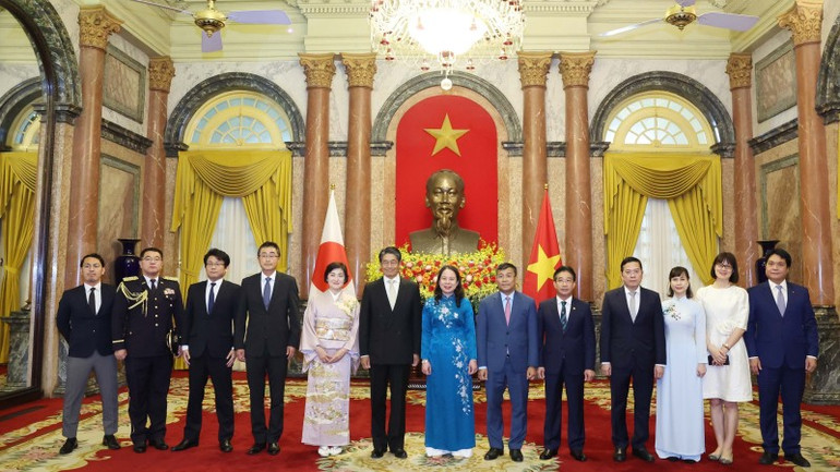 Quyền Chủ tịch nước Võ Thị Ánh Xuân với Đại sứ Nhật Bản Ito Naoki và các đại biểu tại Lễ trình Quốc thư. (Ảnh: Thống Nhất/TTXVN)