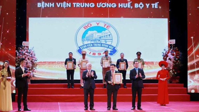 Các đồng chí: Đỗ Văn Chiến, Nguyễn Đình Khang trao biểu trưng và Bằng khen tặng 10 tập thể.