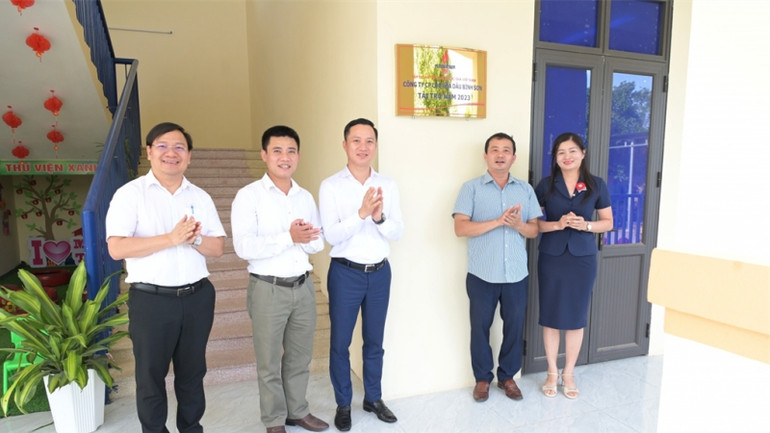 Các đại biểu thực hiện nghi lễ khánh thành, gắn biển công trình.