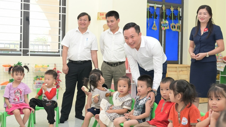 Các đại biểu tham quan lớp học mới khang trang, sạch đẹp.